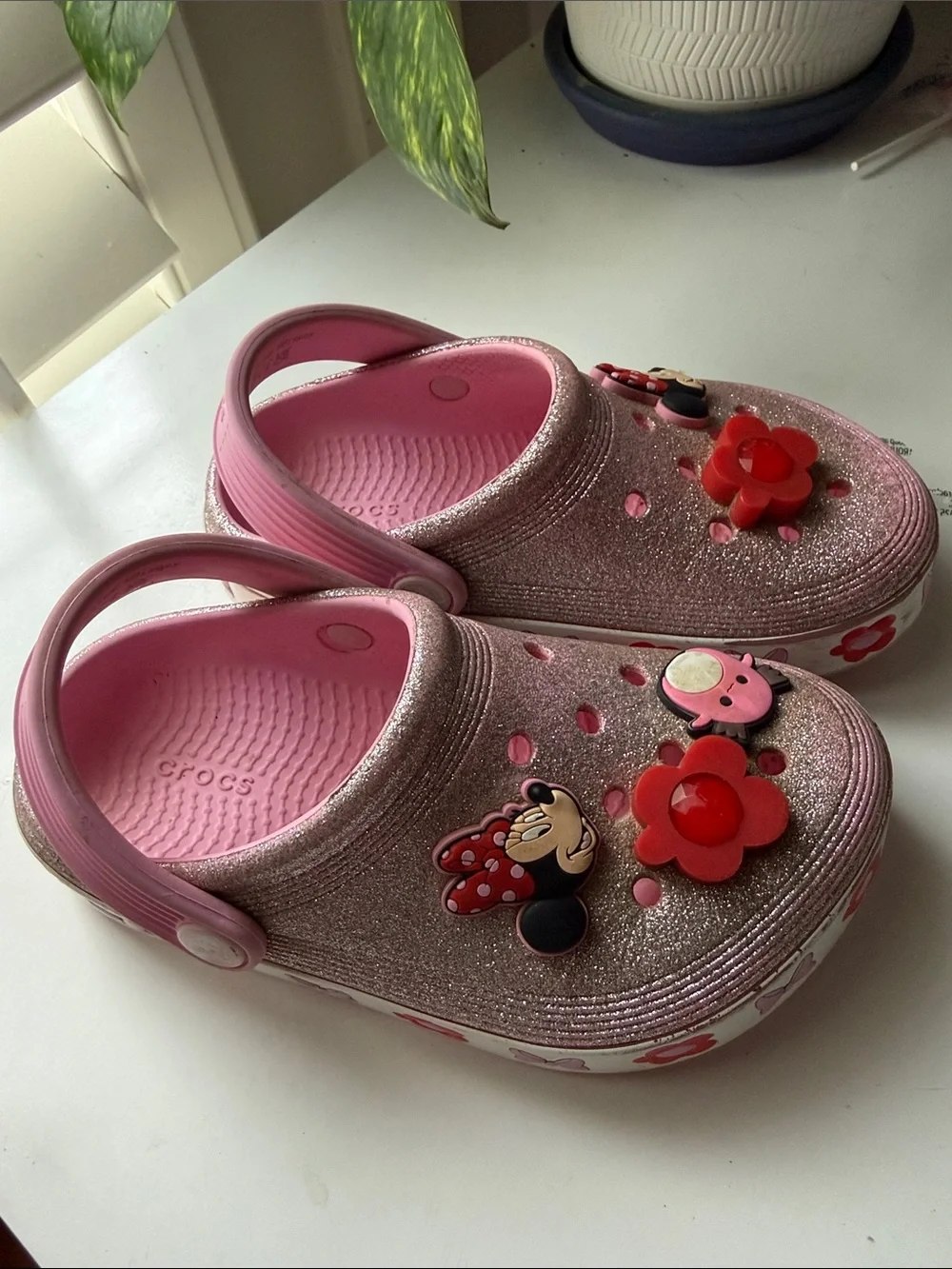 CROCS Girl’s Glitter Disney Clog with Minnie & Flower Charms - Pink